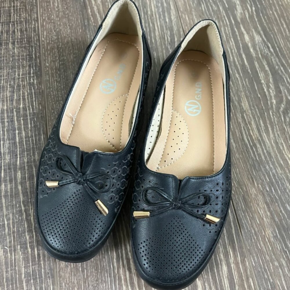 Like New G.N.D. Size 8 Black Loafers with Durable Sole